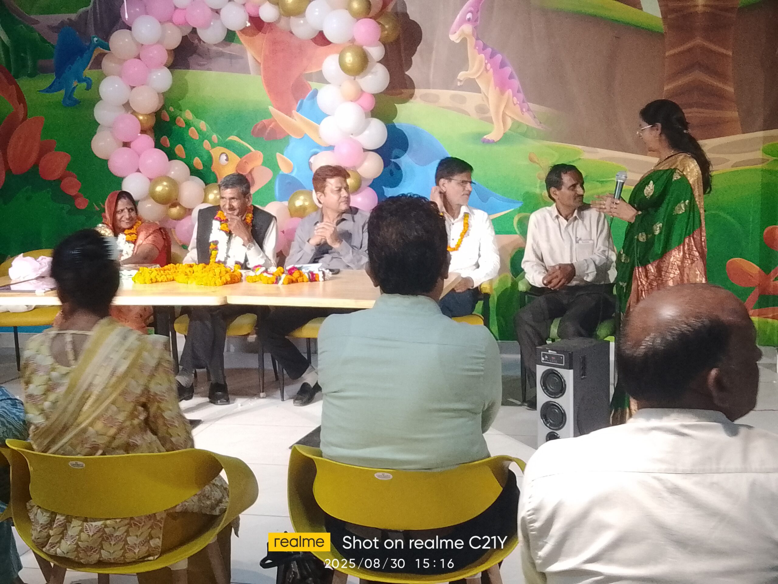 हाथरस पशुपालन विभाग मे पशुधनप्रसार अधिकारी के पद पर तैनात अनिल कुमार शर्मा के सेवानिवृत्त के अवसर पर दिनांक-30-8-2025 को विभागीय अधिकारियों व कर्मचारियों के द्वारा माल्यार्पण कर विदाई समारोह को बडे ही उत्साह के साथ सम्पन्न किया गया इस लेख को पूरा पढने के लिए नीचेदीगई लिक पर क्लिक करें-दिनेश कुमार शर्मा चीफ एडीटर एम.बी.न्यूज-24💐💐💐💐💐